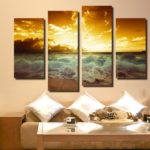 Quadriptych gleznas viesistabas interjerā ar jūras ainavu