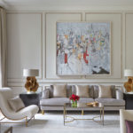 Gleznas viesistabas interjerā minimālisma stilā