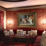 Gleznas viesistabas interjerā ar masīvu bageti