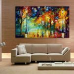 Gleznas dzīvojamās istabas interjerā minimālisma stila bagātīgās krāsās