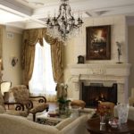 Attēli dzīvojamās istabas interjerā klasiskā stilā virs kamīna