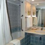 keramische tegels voor een badkamer in een paneelhuis