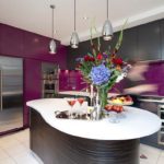 Bucătărie violetă cu bar de mic dejun