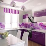 Bucătărie violetă cu scaune albe.
