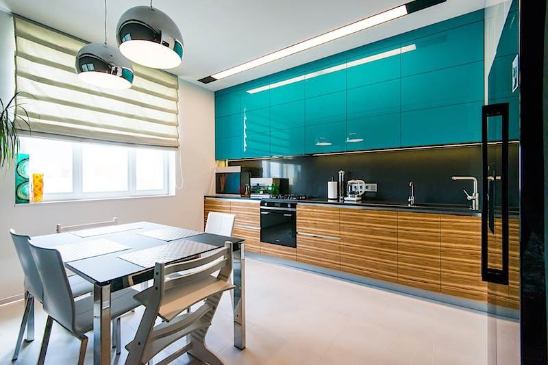woonkamer keuken met turquoise gevels