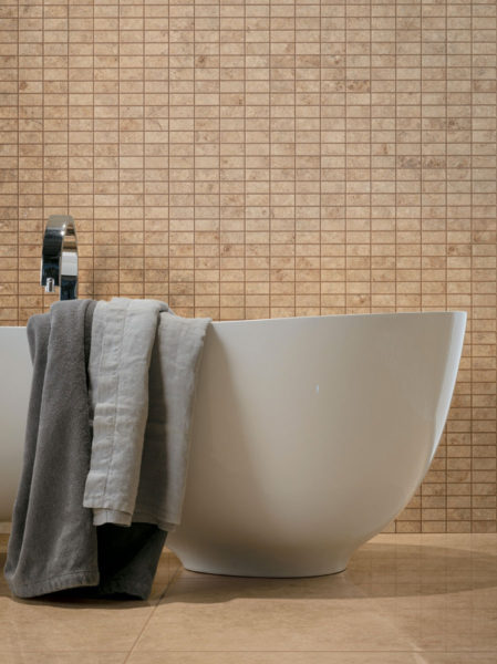 Carreaux beiges et détails gris dans la salle de bain.