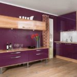 Cozinha roxa com madeira