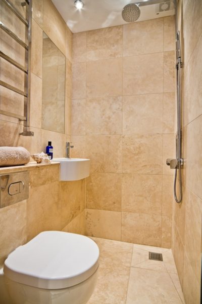 Salle de bain étroite avec des carreaux beiges