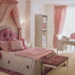 La conception de la chambre des enfants de la jeune fille dans le style du lit à baldaquin empire