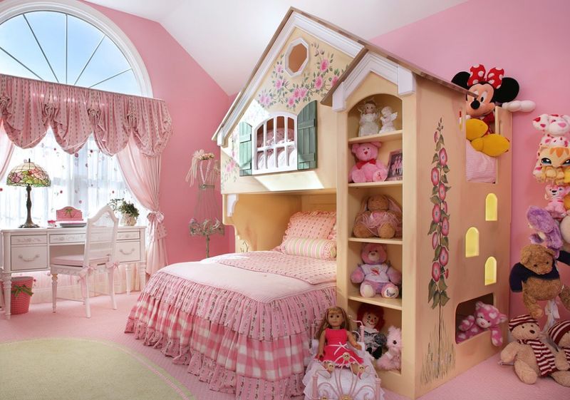 Pembe renklerde kız için çocuk odası tasarımı