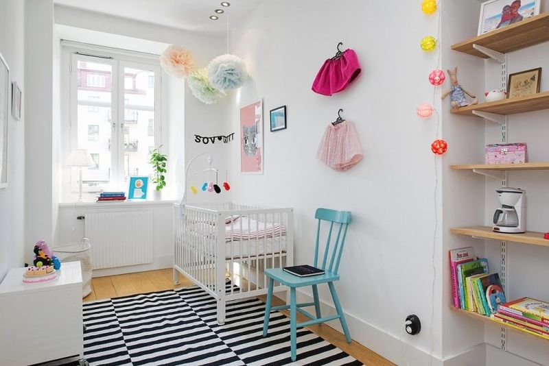 La conception de la chambre des enfants pour un petit enfant des tons sobres