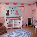 Vintage tarzı yeni doğmuş bir kız için bir çocuk odası dekorasyon