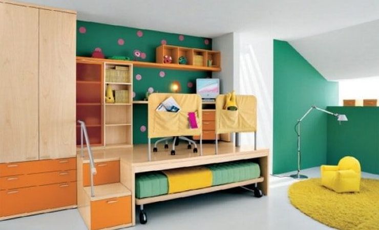 Bir masa ile podyum altında çocuk odası yatağının tasarımı
