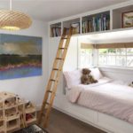 La conception du mur des meubles de la chambre des enfants près de la fenêtre avec une niche pour le lit