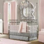 Yeni doğmuş bir bebek odası imparatorluk tarzı dekorasyon
