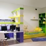 Çalışma ve uyku alanları olan bir çocuk odası dekorasyonu