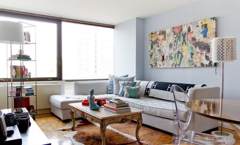 El disseny de la sala d'estar per a un petit apartament d'estil d'alta tecnologia