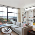 El diseño de la sala de estar con ventana panorámica.