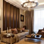 Decorazioni per il soggiorno con pareti beige e tende di seta.