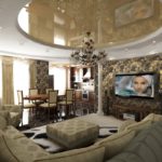 Dekorácia obývacej izby s priestorom na posedenie a stĺpy