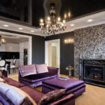 Decorazioni per il soggiorno in stile art deco in bianco e nero con mobili viola.