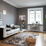 Vytvorenie malej obývacej izby v šedej a bielej farbe