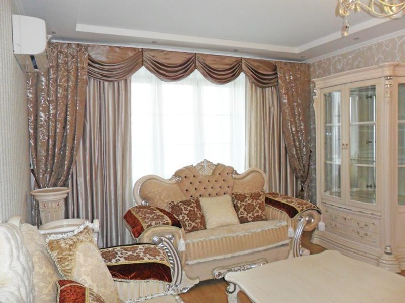 Okenné dekorácie obývacej izby s garnitúrami