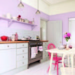 Cozinha roxa pálida com cadeiras