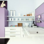 Blyškiai violetinė virtuvė su kriaukle