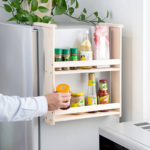DIY-håndværk til køkkenhængslet hylde på køleskabet