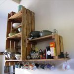 Håndværk til køkkenet gør-det-selv-hylder fra et ru bord