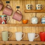 DIY amatniecība virtuves plauktiem tējas tasītēm