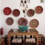 DIY konyhai kézműves festett tányérokat a falon