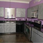 Lila Küche mit dunkler Farbe