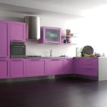 Helder paarse keuken
