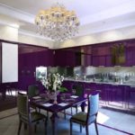 Bucătărie violetă cu lampă