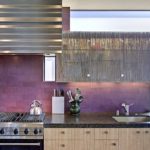 Bucătărie violetă cu lemn