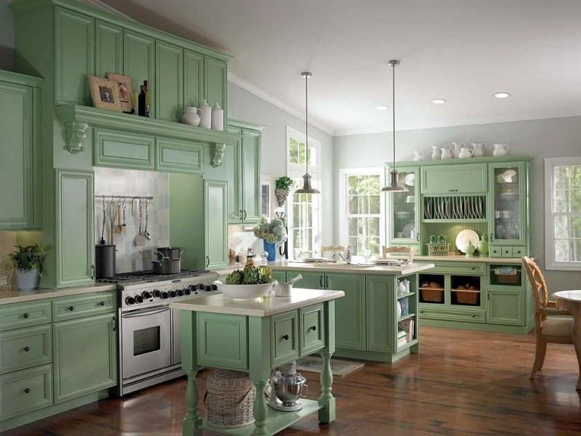gaiši zaļa virtuve