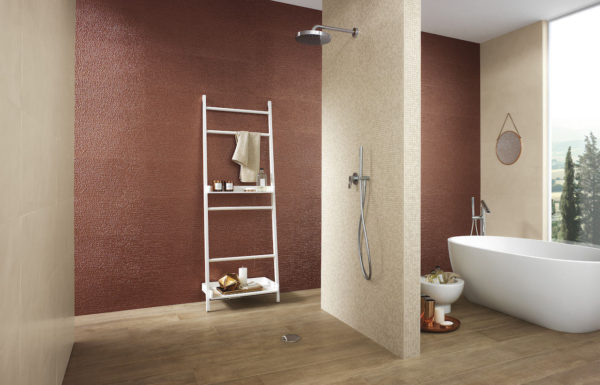 The combination of beige and red colors in the bathroom