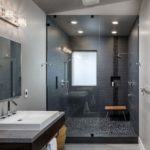 Modern design van een kleine badkamer in een minimalistische stijl.