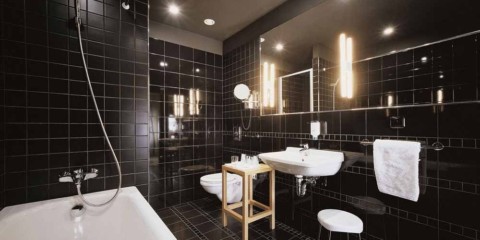 Moderný dizajn kúpeľňa čierne dlaždice a biele inštalatérske práce