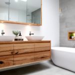 Augsto tehnoloģiju modernais vannas istabas dizains un neapstrādātas koka mēbeles