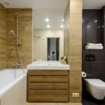 Eigentijds design badkamer betegeld hout