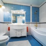 Moderný dizajn klasickej kúpeľne v modrej farbe so zlacením