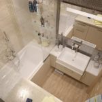 Mūsdienīgs vannas istabas dizaina apvienojums no dažādām flīzēm