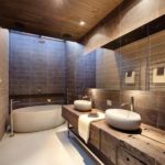 Moderný dizajn kúpeľňového nábytku rustikálny v hi-tech interiéri