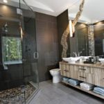 Design modern de baie cu piatră fauxă și gresie faianță.jpg