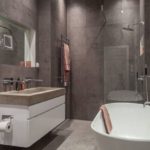 Moderns vannas istabas dizains ar granīta flīzēm.jpg