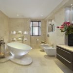 Moderný dizajn kúpeľne z bieleho mramoru
