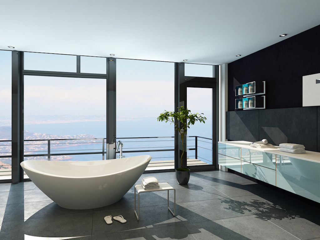 mūsdienīgs vannas istabas dizains ar baltu vannu